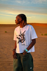 T-shirt Cynique blanc imprimé Doberman. Pièce oversize, inspirée par la peur et le dépassement. Shooting réalisé dans les dunes de Merzouga.