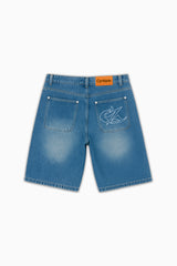 Jort bleu Cynique en denim. Coupe large, patch cuir et broderie logo au dos. Short en jean brut, solide, minimaliste, pensé pour durer.