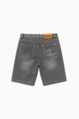 Jort gris en denim Cynique. Coupe large, patch cuir et broderie logo au dos. Short en jean brut et solide, taillé pour durer avec style.