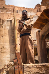 Ensemble hoodie et pantalon Cynique marron, coupe oversize et détails brodés. Une silhouette loose et stylée pour un confort assumé en toute circonstance.