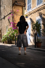 Jort gris Cynique porté vu de dos. Broderie logo arrière, denim brut. Look minimaliste et solide, pensé pour durer avec style.