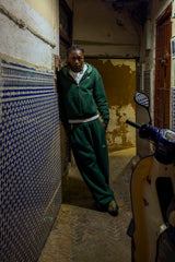 Ensemble Cynique vert sapin porté dans les ruelles de la médina. Un set oversize minimaliste, à l’énergie street affirmée, qui s’adapte aussi bien à la ville qu’aux ambiances plus brutes.