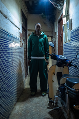 Total look vert Cynique dans l’ambiance brute et authentique de la médina. Un ensemble large et minimaliste, symbole de confort et de caractère.