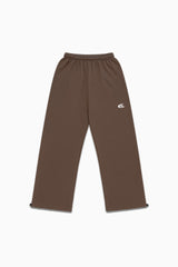 Pantalon marron Cynique à coupe droite ajustable, logo brodé discret sur la cuisse. Minimaliste et confortable, parfait pour compléter ton ensemble.