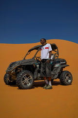 Short denim noir Cynique, coupe large et brut. Style streetwear assumé, shooté dans le désert.