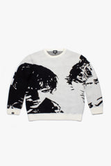 Pull oversize unisexe en maille jacquard noir et blanc signé Cynique. Design graphique audacieux avec portrait brodé façon glitch, coupe droite et finitions côtelées. Parfait pour un look streetwear artistique, intemporel et affirmé.