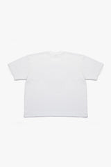 T-shirt blanc Cynique porté par une femme. Design streetwear avec visuel “Regardless” noir et rouge imprimé sur la poitrine, slogan “inspired by the fear of being average”. Coupe oversize unisexe, coton 210 GSM. Look urbain et affirmé.