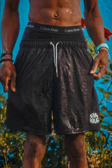 Maillot de bain Cynique water reactive porté. Le logo se révèle avec l’eau. Short de bain noir, minimaliste, flow brut et effet surprise.