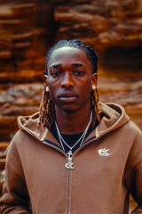 Zoom sur le zipper marron Cynique, logo brodé discret à la poitrine. Une pièce simple et efficace, parfaite pour un outfit streetwear épuré et premium.