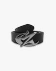 Ceinture noire en cuir avec boucle métallique Cynique. Design brut, logo stylisé. Accessoire streetwear minimaliste et solide.