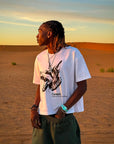 T-shirt Cynique blanc imprimé Doberman. Pièce oversize, inspirée par la peur et le dépassement. Shooting réalisé dans les dunes de Merzouga.