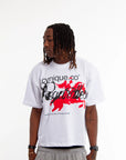 Mannequin homme portant un t-shirt blanc oversize Cynique. Visuel “Regardless” rouge vif sur fond blanc, slogan inspirant en dessous, coupe boxy unisexe, coton 210 GSM. Look streetwear graphique et assumé.
