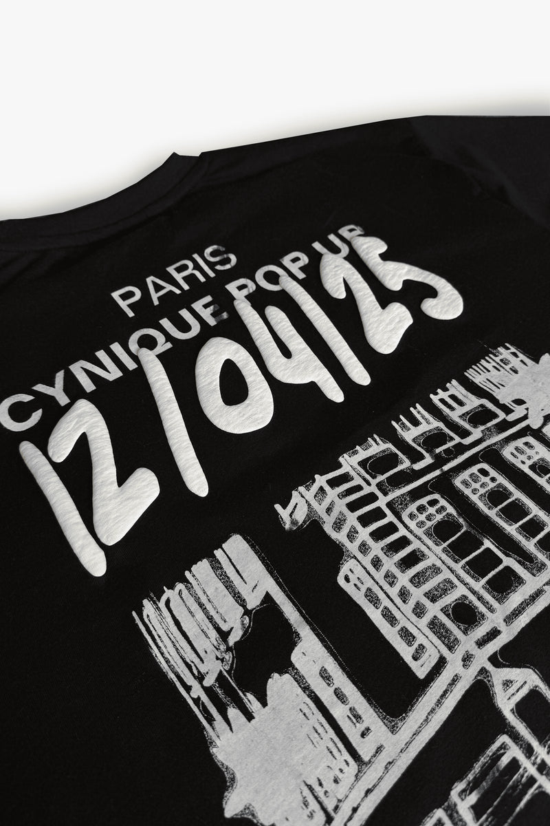 T-shirt Cynique édition limitée créé pour le pop-up du 12 avril 2025 à Paris. Coton premium, impression puff, style oversize iconique.