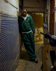 Ensemble Cynique vert sapin porté dans les ruelles de la médina. Un set oversize minimaliste, à l’énergie street affirmée, qui s’adapte aussi bien à la ville qu’aux ambiances plus brutes.