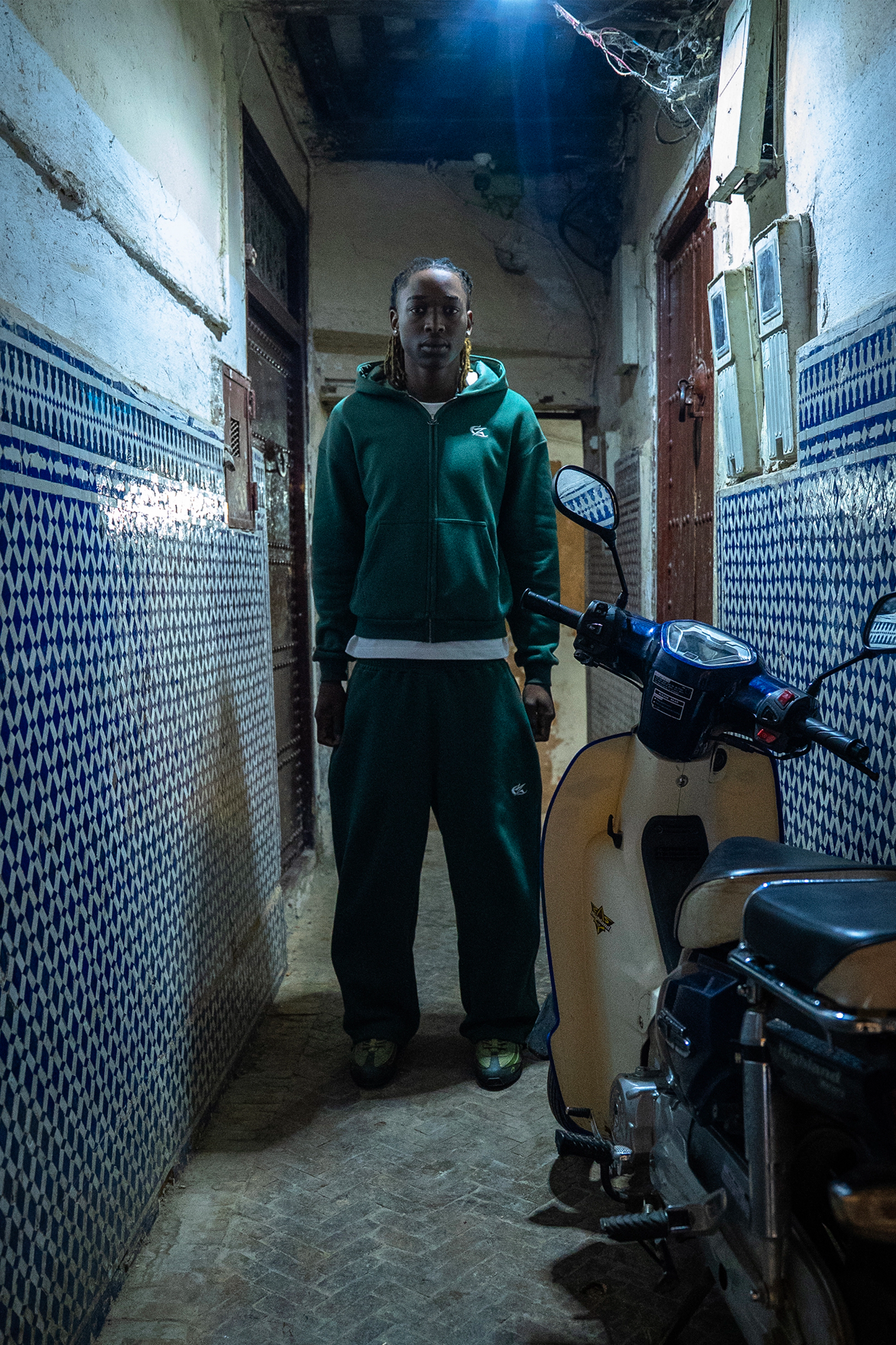 Total look vert Cynique dans l’ambiance brute et authentique de la médina. Un ensemble large et minimaliste, symbole de confort et de caractère.