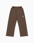 Pantalon marron Cynique à coupe droite ajustable, logo brodé discret sur la cuisse. Minimaliste et confortable, parfait pour compléter ton ensemble.