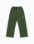 Jogging vert sapin Cynique. Coupe droite oversize, logo brodé blanc, cordons ajustables aux chevilles. Un bas simple et efficace, inspiré du confort et de l’attitude streetwear.