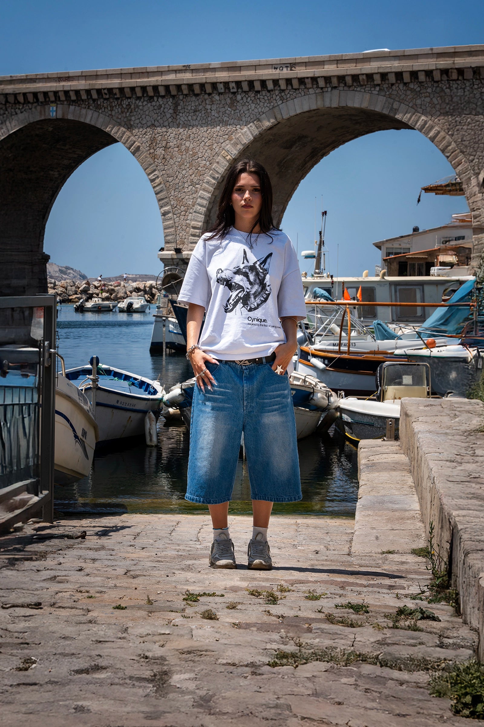 Jort bleu Cynique en denim porté. Short en jean brut, coupe large. Look minimaliste et solide. Style streetwear assumé, taillé pour le réel.