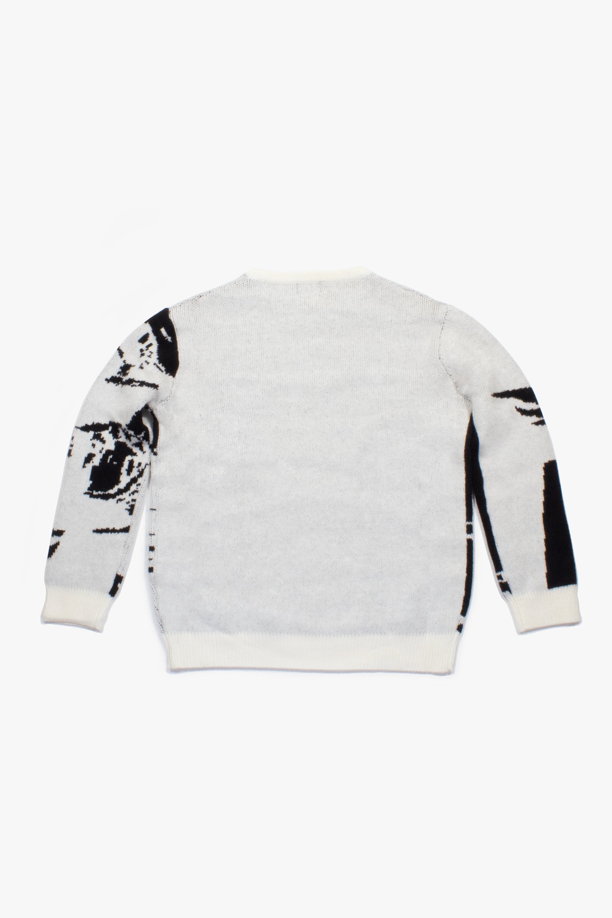 Vue arrière du pull Monarch Knit de Cynique. Design oversize en maille épaisse, bicolore noir et blanc, avec détails artistiques sur les manches. Pièce forte de la collection, le dos reste sobre pour équilibrer le visuel avant chargé. Style unisexe, confort premium et silhouette boxy.