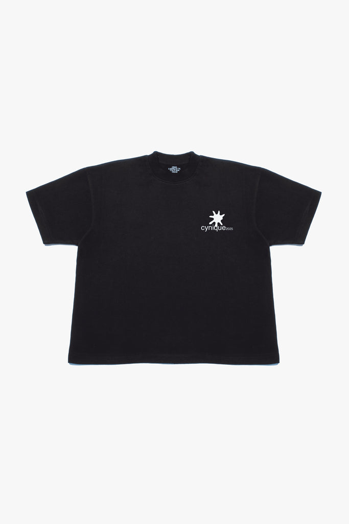 T-shirt streetwear noir minimaliste par Cynique. 210 GSM, coupe oversize, broderie fine. L’essence du style brut et net.