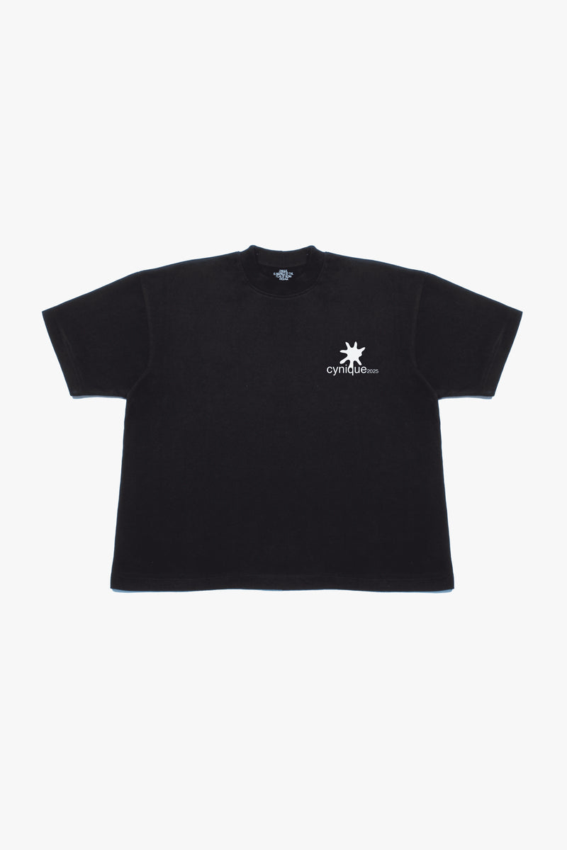 T-shirt streetwear noir minimaliste par Cynique. 210 GSM, coupe oversize, broderie fine. L’essence du style brut et net.