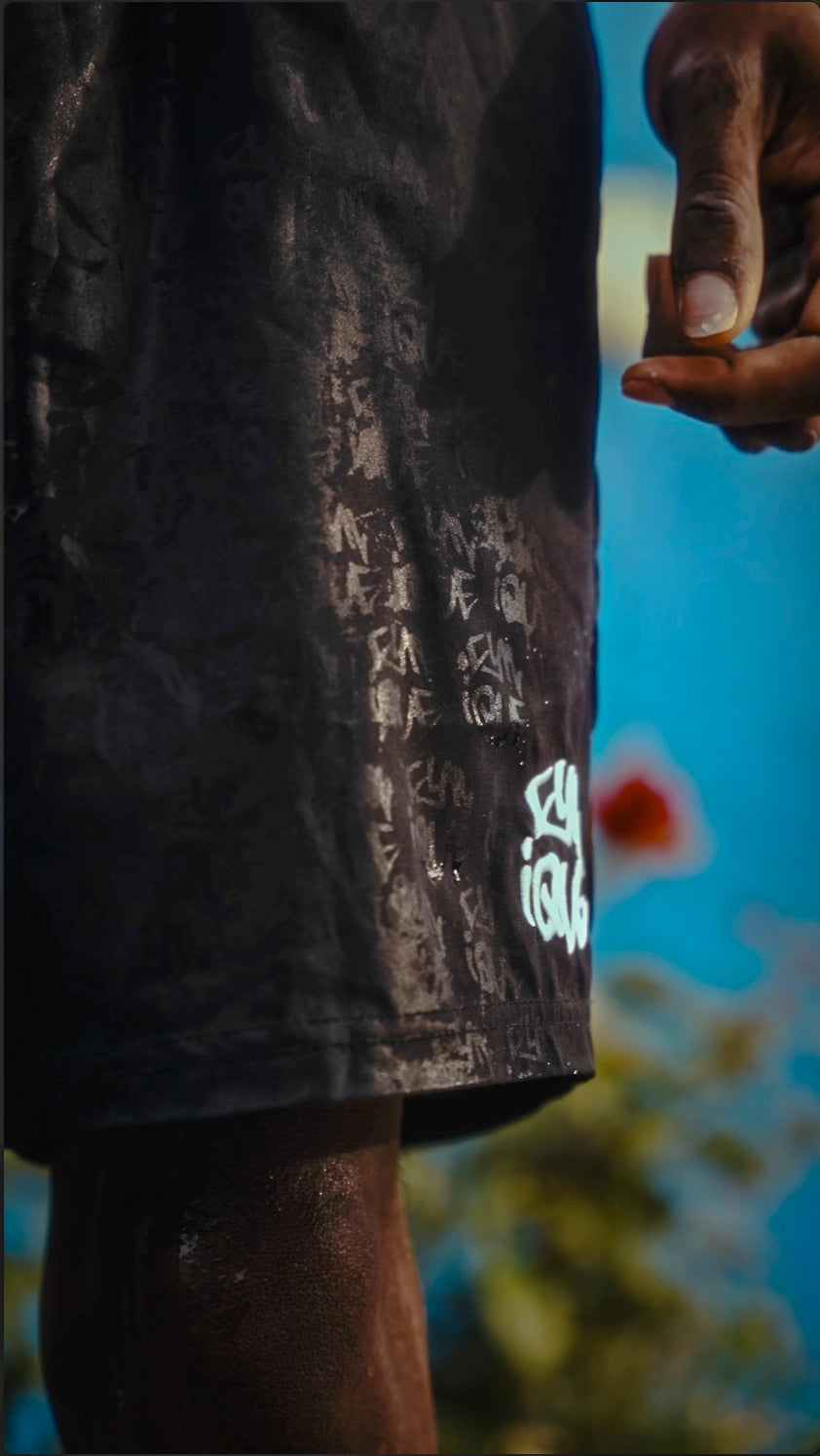 Détail du maillot de bain Cynique water reactive. Le monogramme se révèle avec l’eau. Short noir, brut, minimaliste, pensé pour marquer.