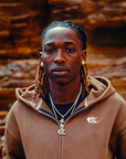 Zoom sur le zipper marron Cynique, logo brodé discret à la poitrine. Une pièce simple et efficace, parfaite pour un outfit streetwear épuré et premium.